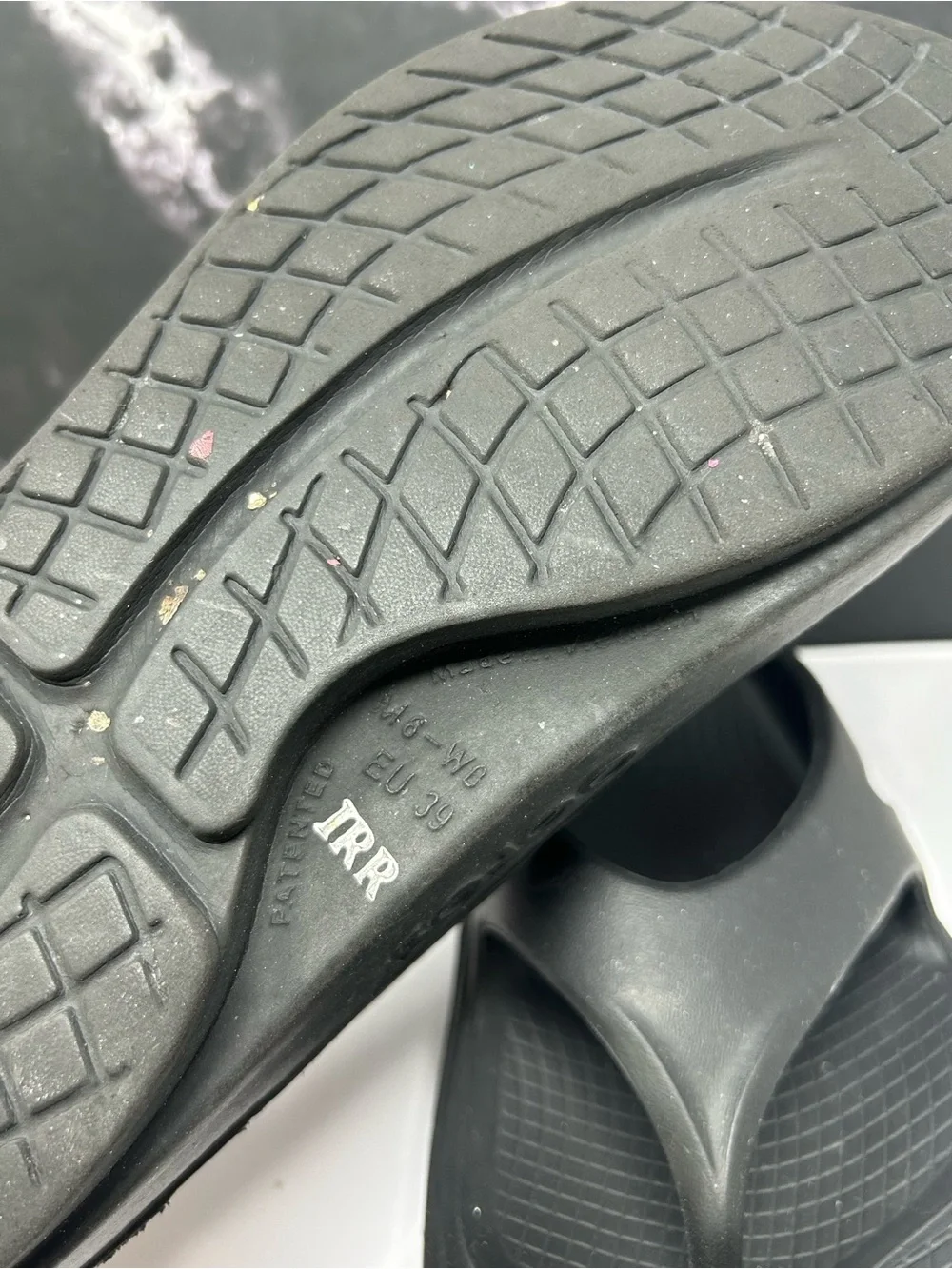 OOFOS Black Recovery Flip Flops size 8 - Picture 4 of 4